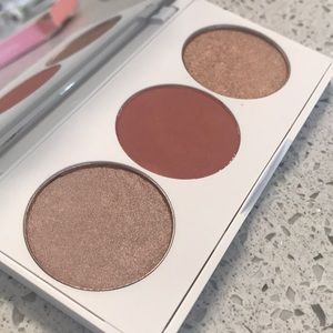 ••• ✩ MOVING - EVERYTHING MUST GO ✩ ••• NEW 🏷  Blush / Highlighter Palette